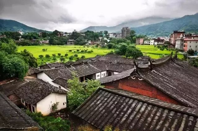 岵山镇茂霞村大约始建于956年,村里保留有大量的古厝,还有五百年历史