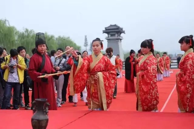 伴隨著柔美動聽的古風樂曲, 投壺比賽 投壺是我國古代的一種遊戲