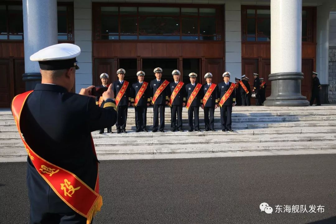 东海舰队隆重举行2017年度师职转业干部退役仪式