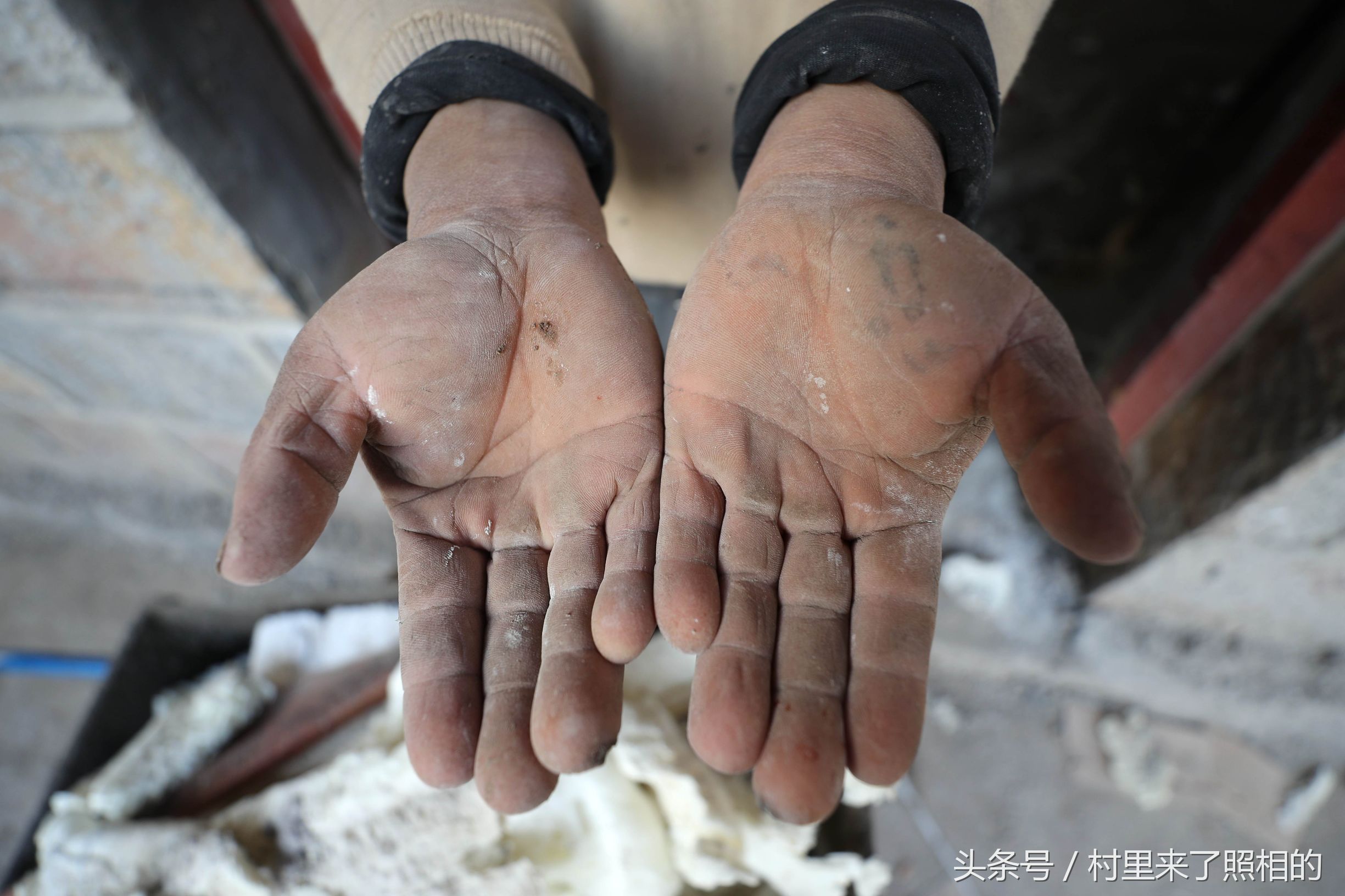 每天高强度的劳动,双手磨满了茧子鞋也磨破了