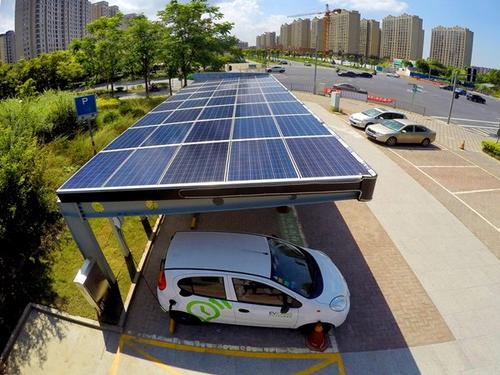 申城新能源汽車太陽能充電站 來源/楊建正 攝