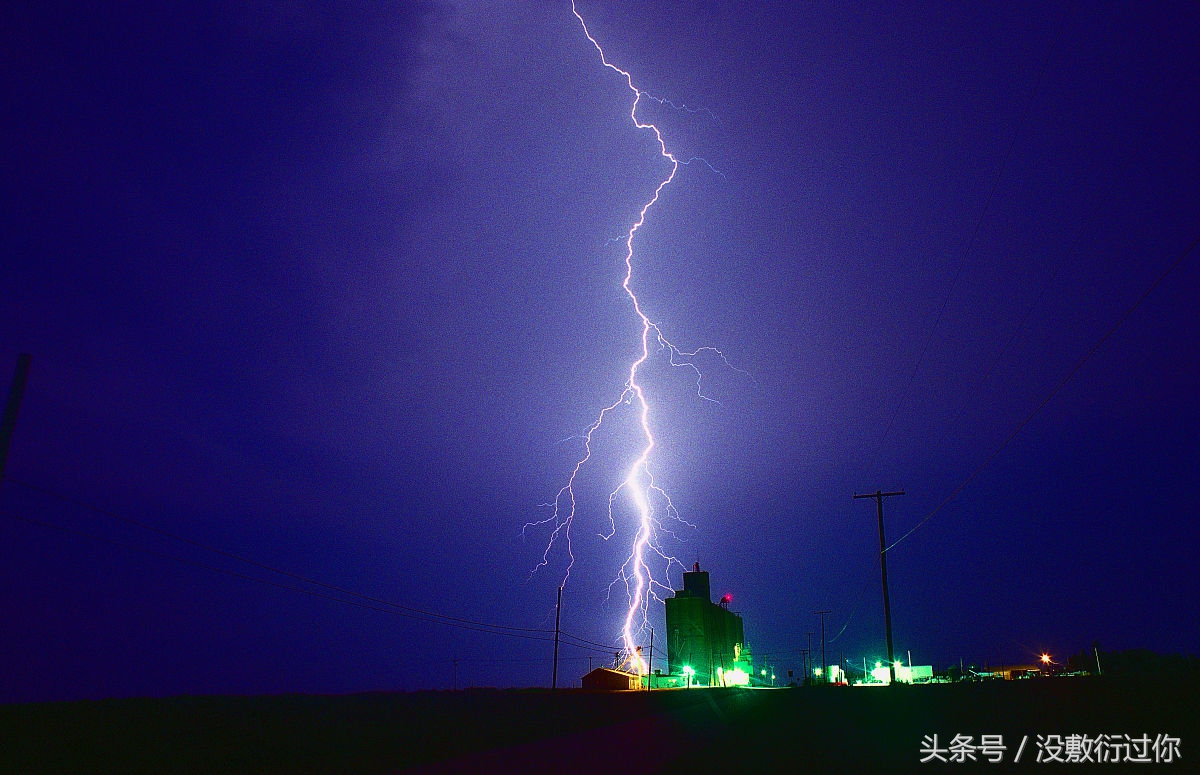 除了灼燒,閃電最大的傷害是心臟,閃電會損害心肌,爆破心血管打雷下雨