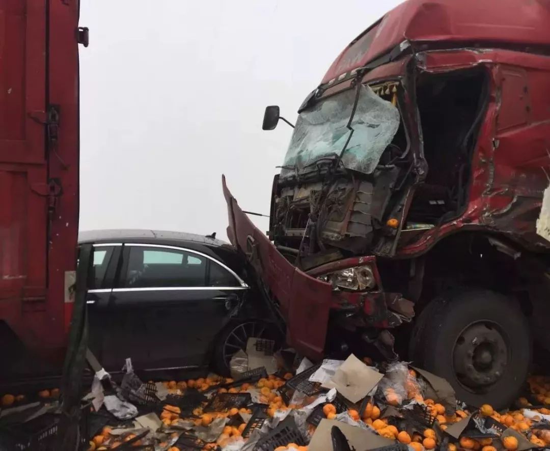 安順滬昆高速上數十輛車撞在一起霧天開車要小心