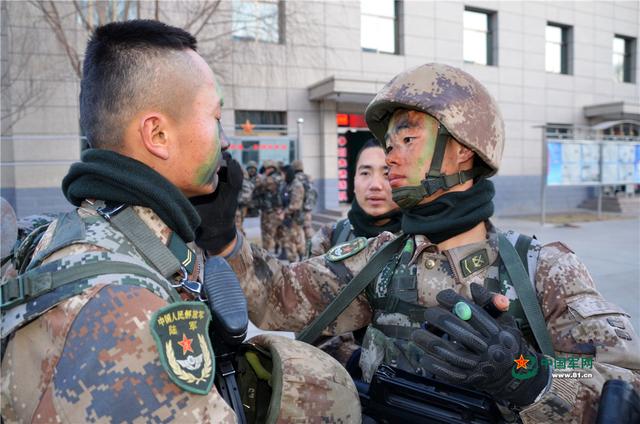 駐守在祁連山下的陸軍第76集團軍某旅偵察分隊官兵迅速集合披裝待發