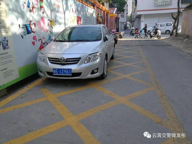 雲霄這個機動車亂停亂放,摩托車超載.