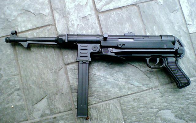 mp是德语冲锋枪的字母缩写,德国最早的mp18因其枪管外的多孔气冷