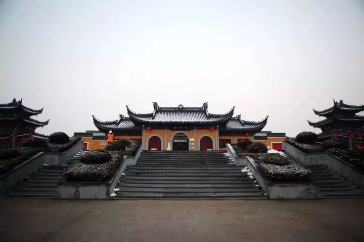 在金湖 在金湖 有种庄严凝重,叫 大佛寺 有种黛色连天际,叫 三河风光