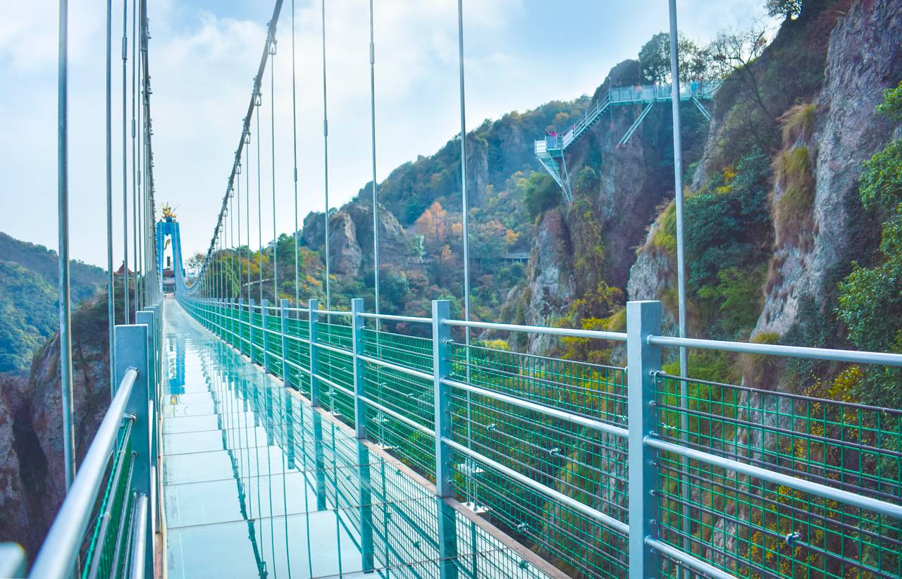 全国唯一通过国家检测中心质检的玻璃桥为了使游客能够放心的体验飞龙