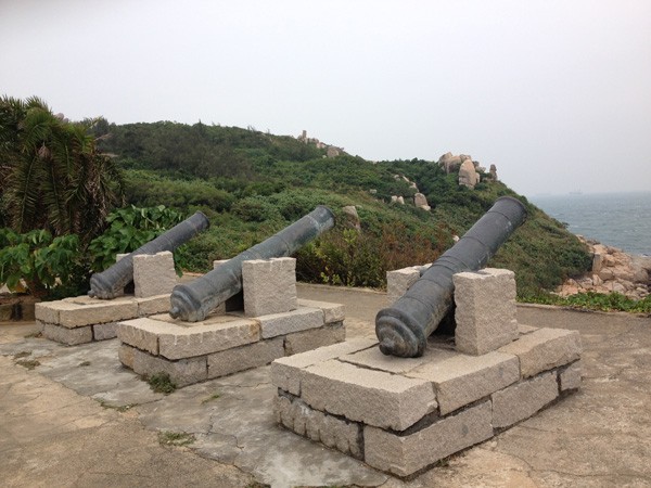 旧海关遗址等,沿途赏东澳最美海岸线风情,沿环岛石径步行约40分钟抵达