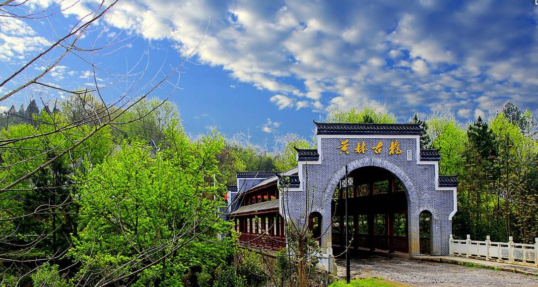 旅遊 正文 曲尺河峽谷,兩邊地勢陡峭,植被繁茂,峽中風景秀麗.