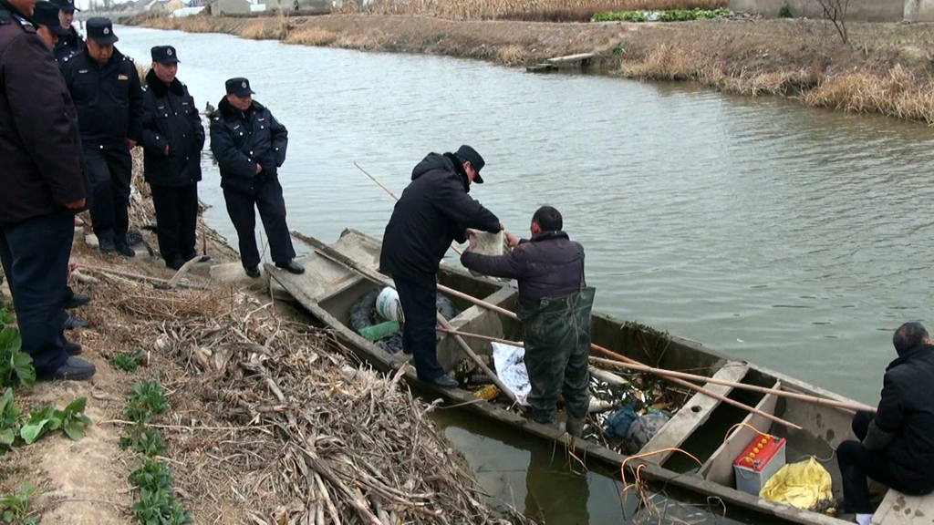 射阳男子酒后电捕鱼被抓现行射阳国道发生碾压车祸现场惨不忍睹