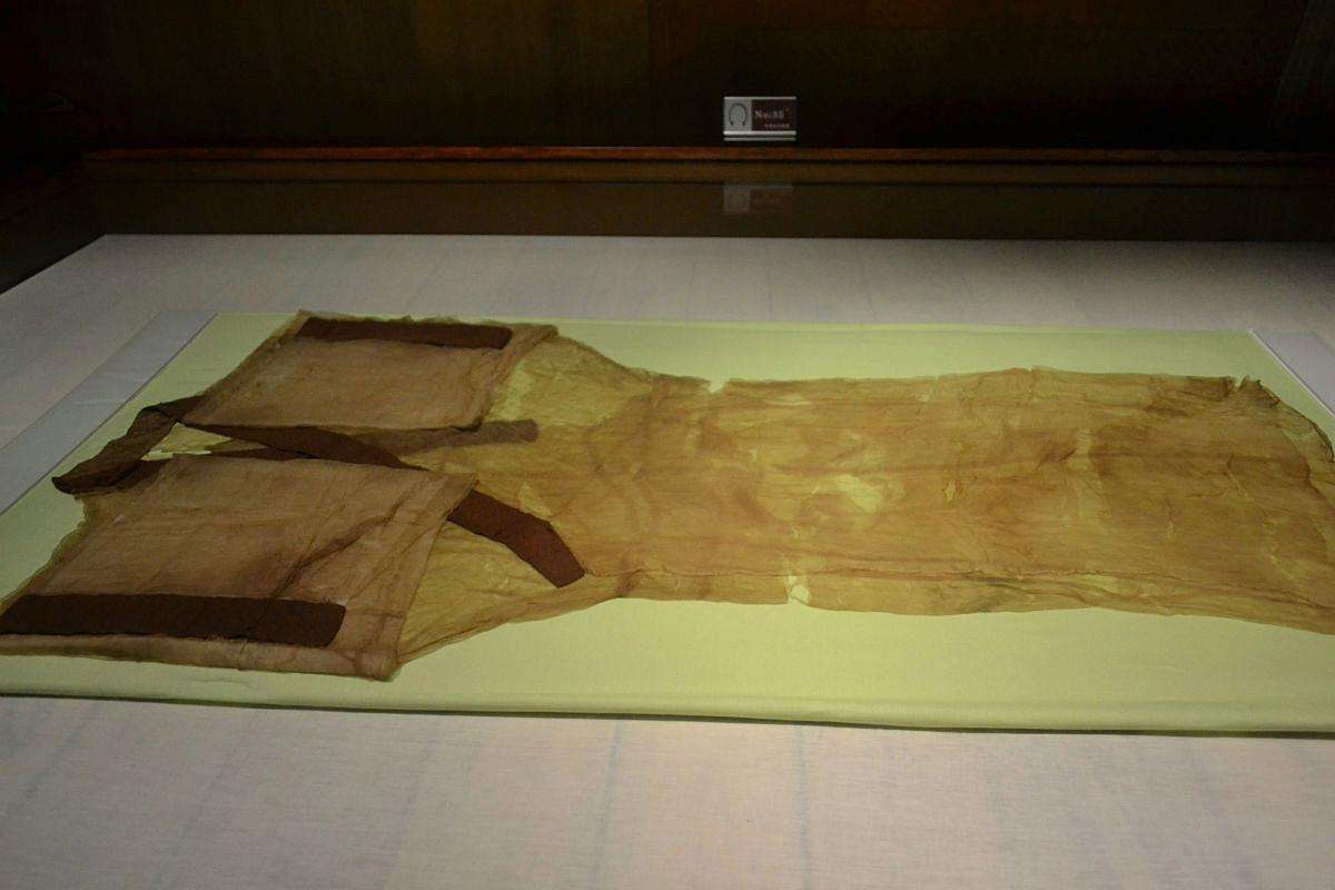 湖南省博物馆曾委托南京云锦研究所复制这件总重49克的素纱襌衣