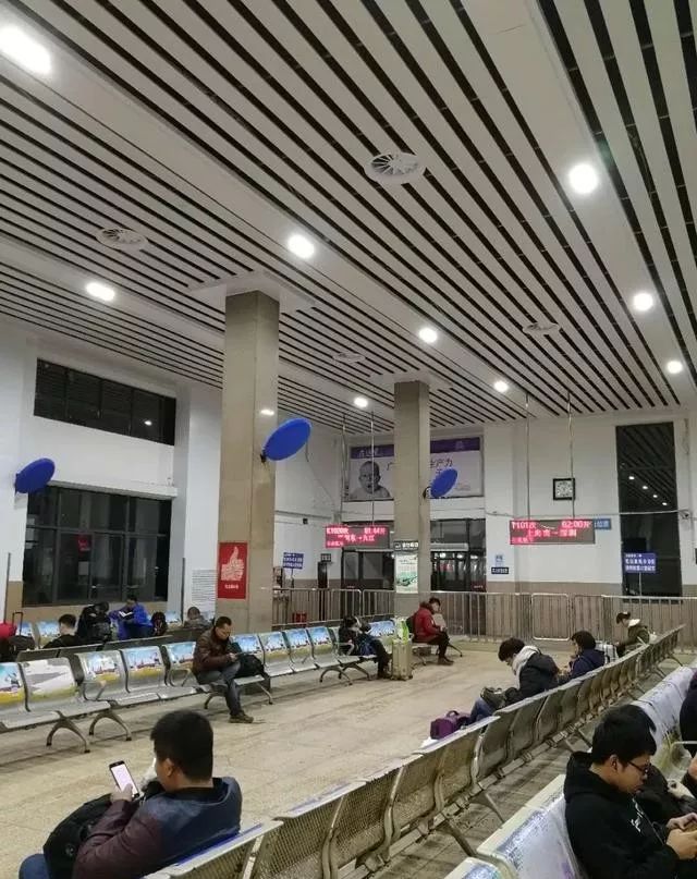 赣州火车站候车室图片