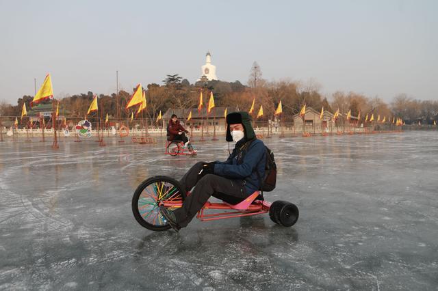 冰場上有卡通冰車,傳統冰車,冰上自行車和冰上碰碰車,這是兩位來自