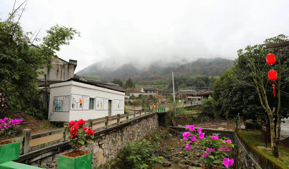 村尾,溯小岙溪峡谷而上,云水相间,如仙似幻,境内山青,水秀,岩奇,潭深