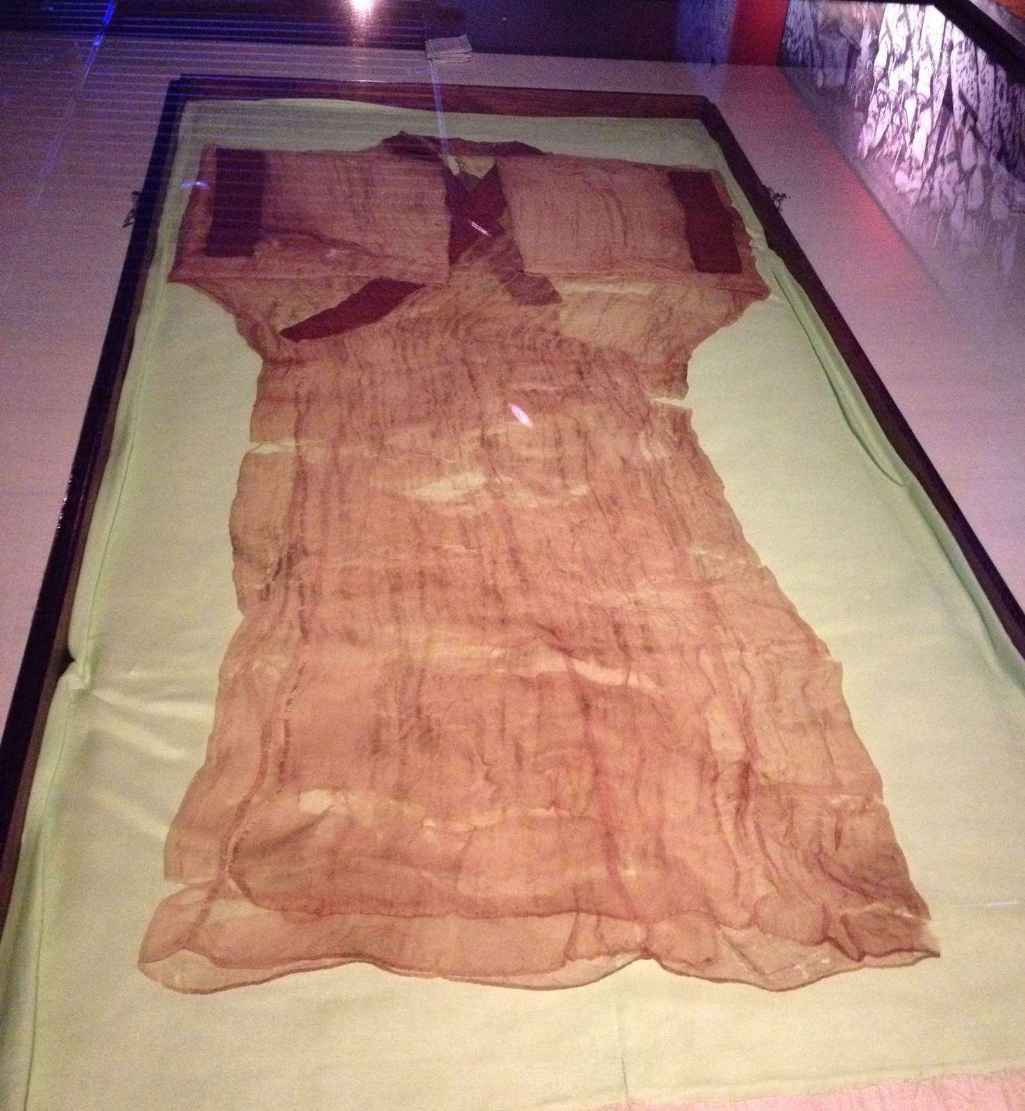 马王堆一号汉墓出土的素纱襌(单)衣,衣长128厘米,通袖长190厘米,由