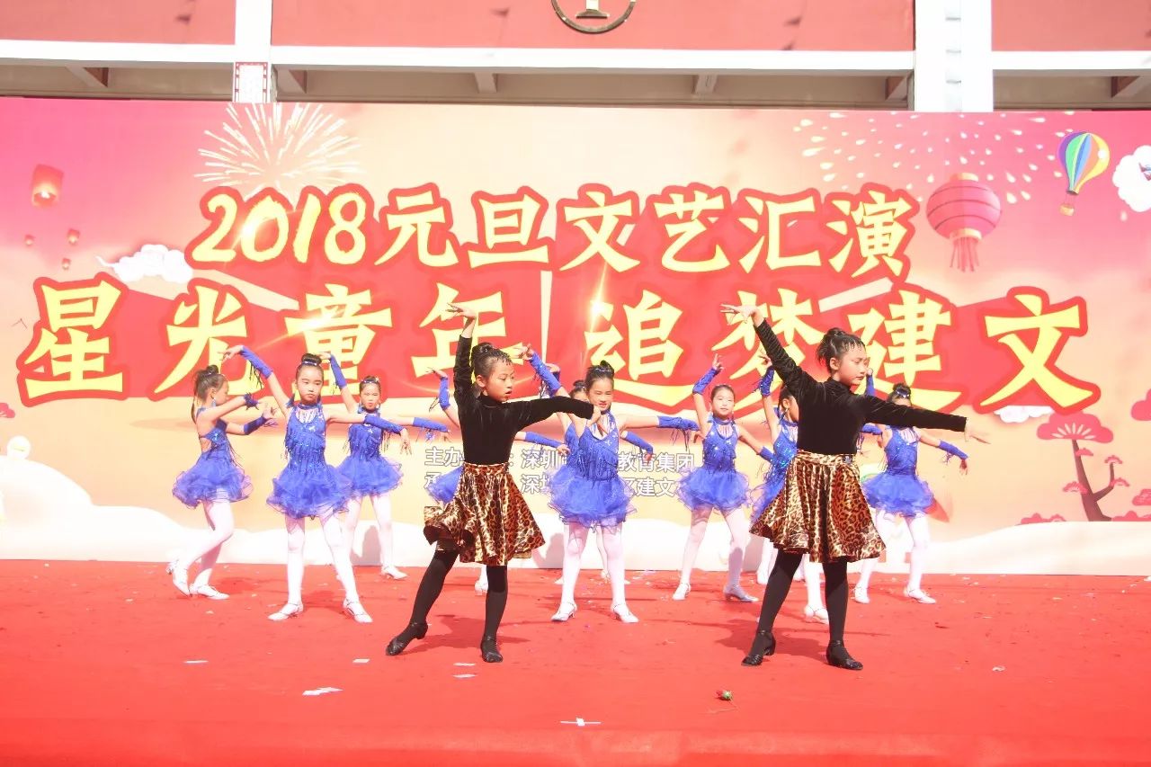 那就too young too simpel,還有酷帥的跆拳道,武術表演,詼諧幽默的