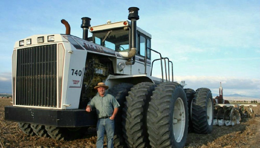 世界最大的拖拉机价值2000多万轮胎比人都高耕地场面更是震撼无比