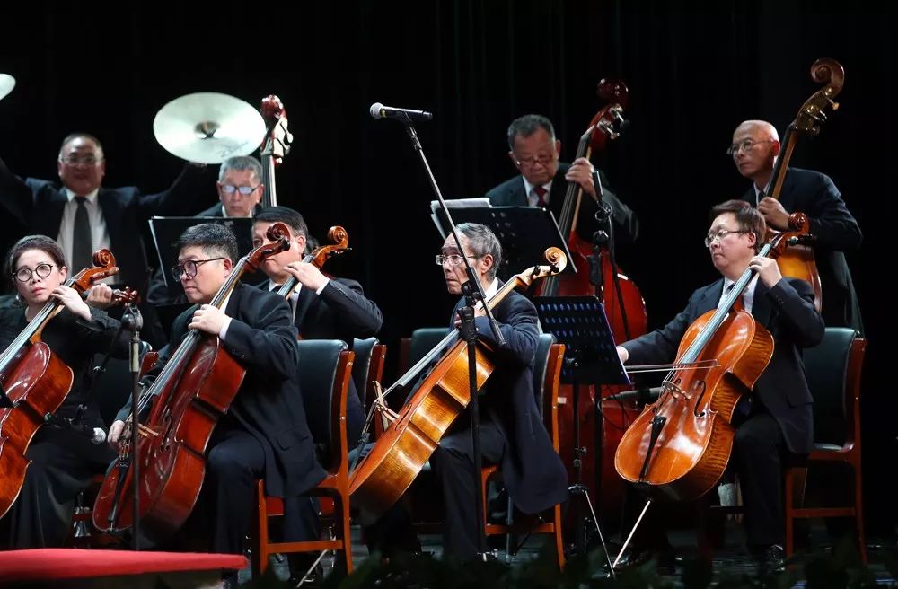 梁祝小提琴協奏曲創作者何佔豪親自指揮的全本在海寧首演