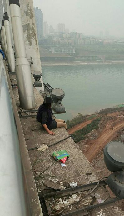 女子跳桥遗体打捞图片