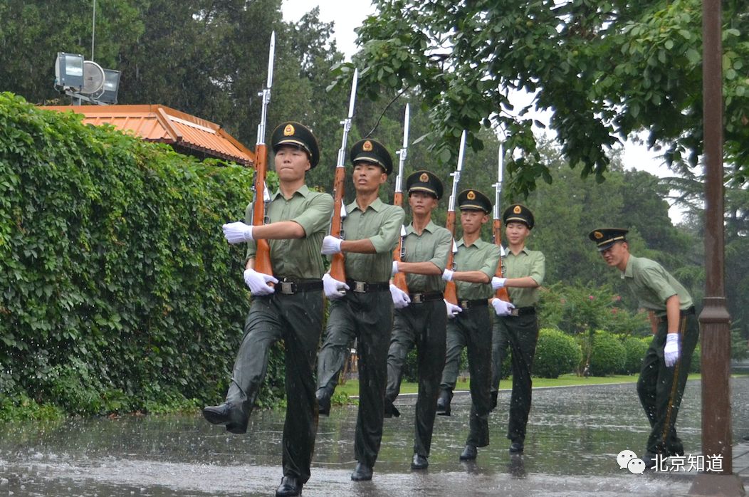 告別武警國旗護衛隊,還有位老人值得記住