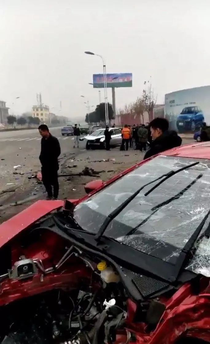 名爵6發動機被撞飛!貨車斷軸!還有榮威汽車.現場慘不忍睹