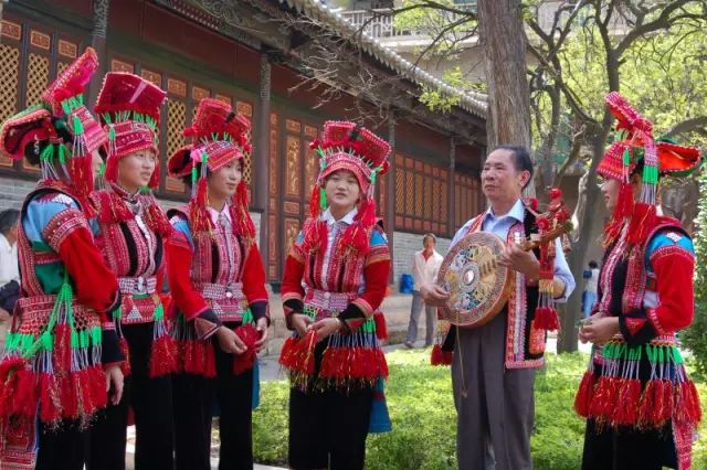 阿家文先生為彝族(花腰)民歌伴奏▲阿家文先生接受中央電視臺採訪