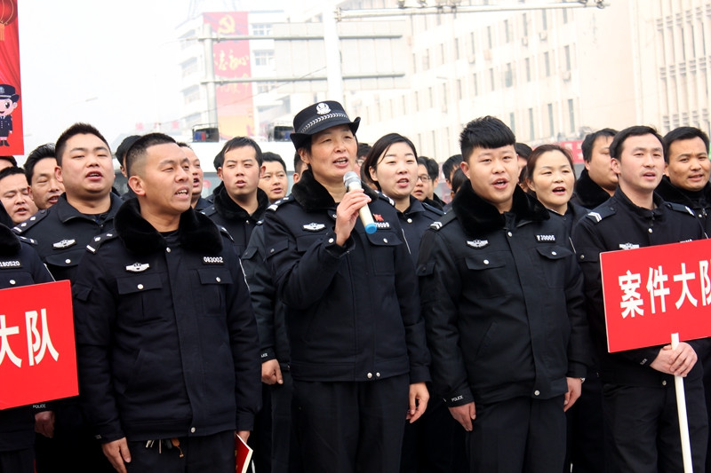 南阳光武派出所民警走上街头宣讲十九大精神