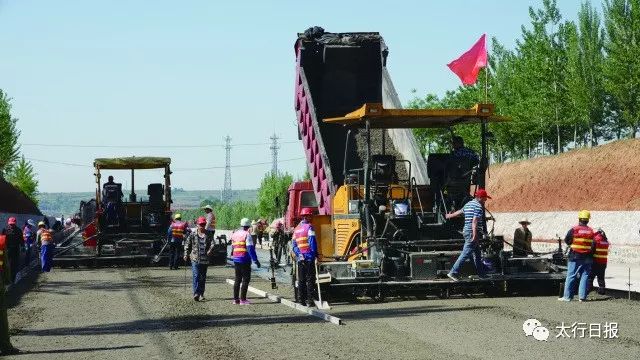 針對原g207線交通流量大,重載車輛較多的實際情況,專門針對路基,路面