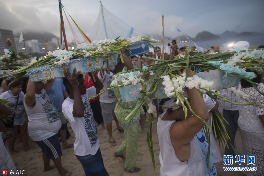 巴西举行祭海神活动 祈福新年平安