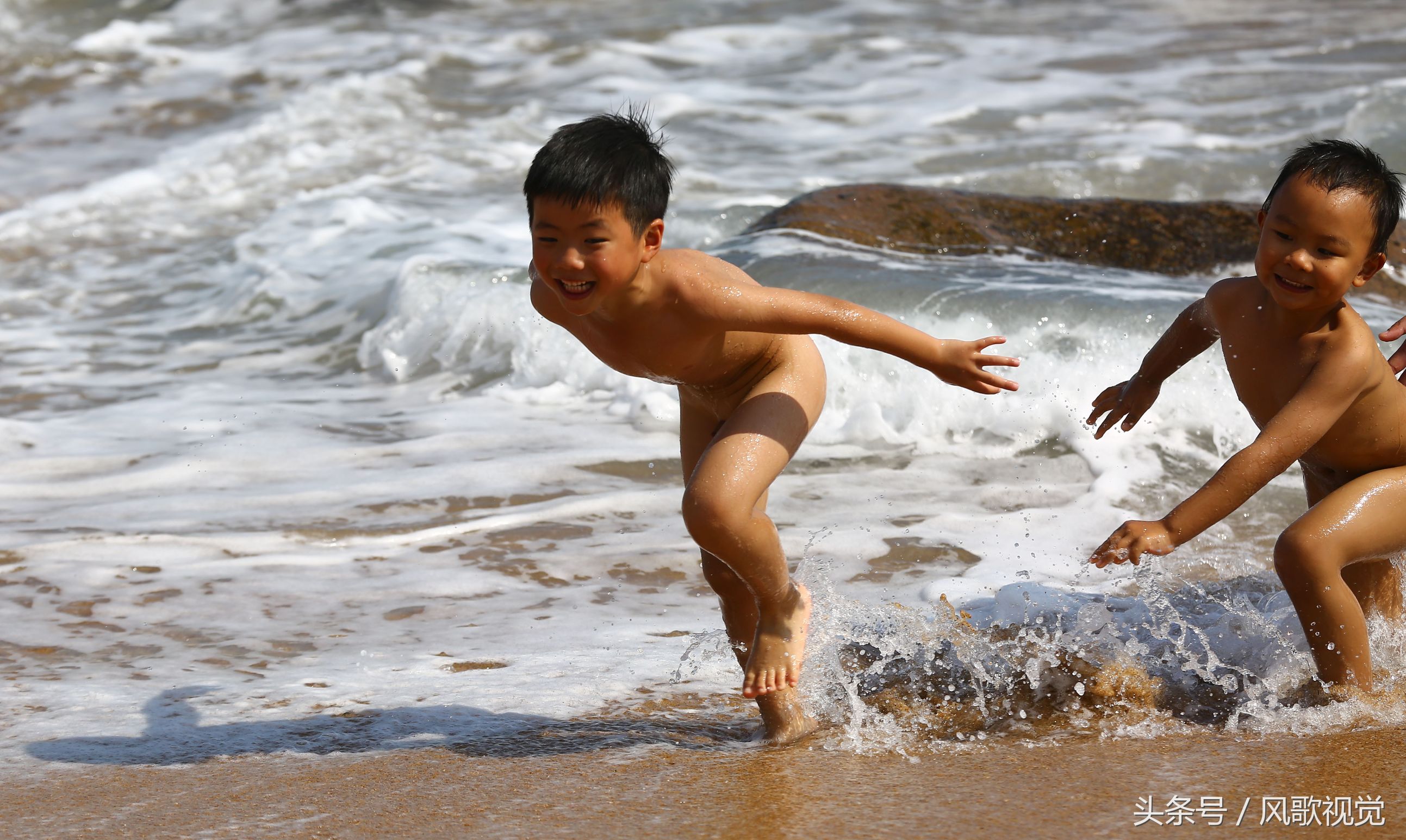 三亚小男孩海边游泳图片