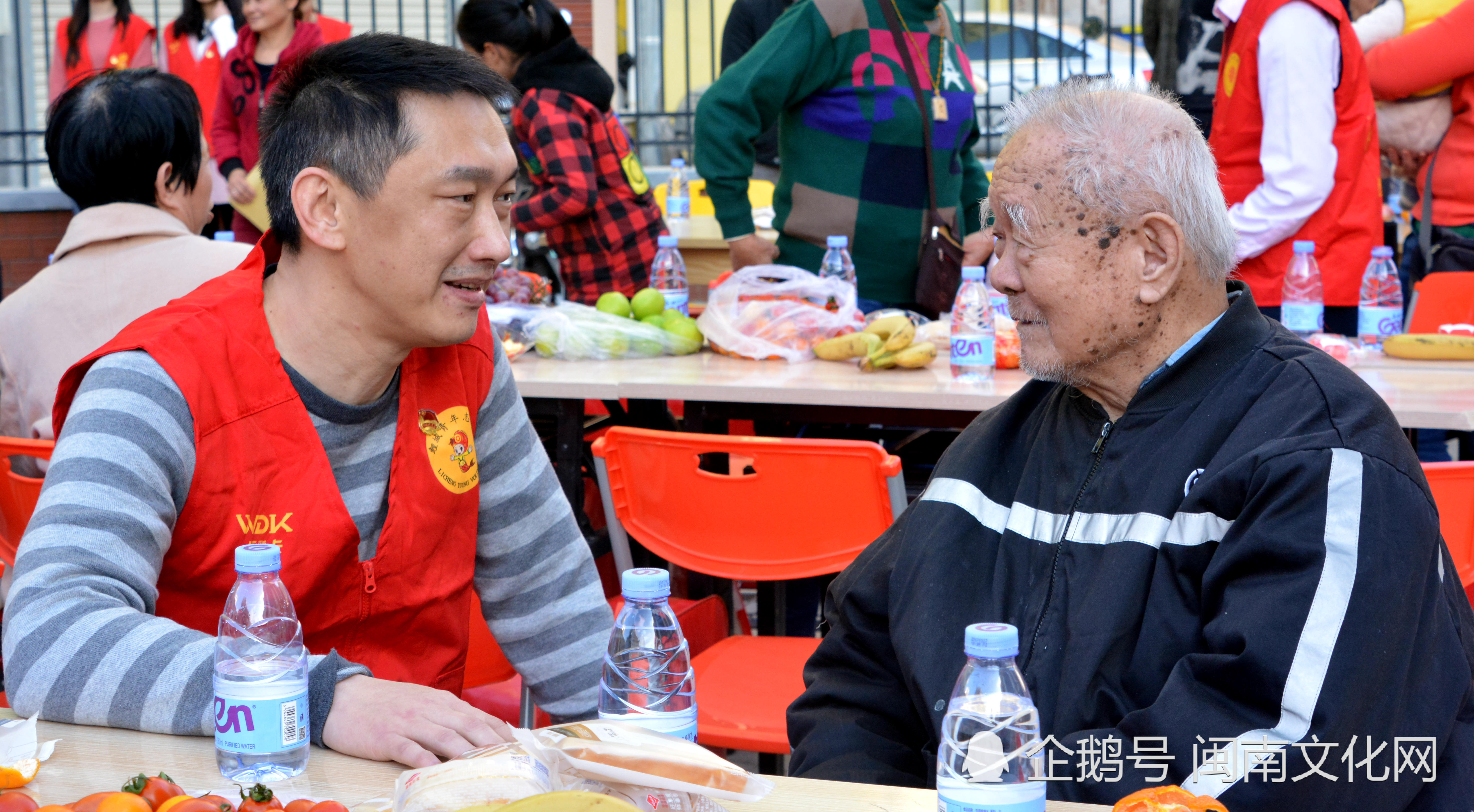 鲤城区监察委员会党员志愿者,幸福社区党委挂职副书记肖伟铭慰问群众