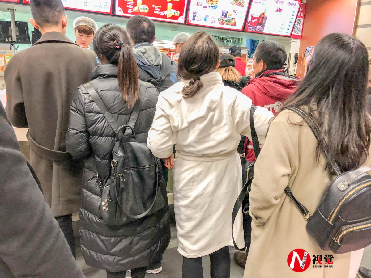 只见她们一路进了一家洋快餐店,在排队买吃的,白色的貂皮大衣在人群中