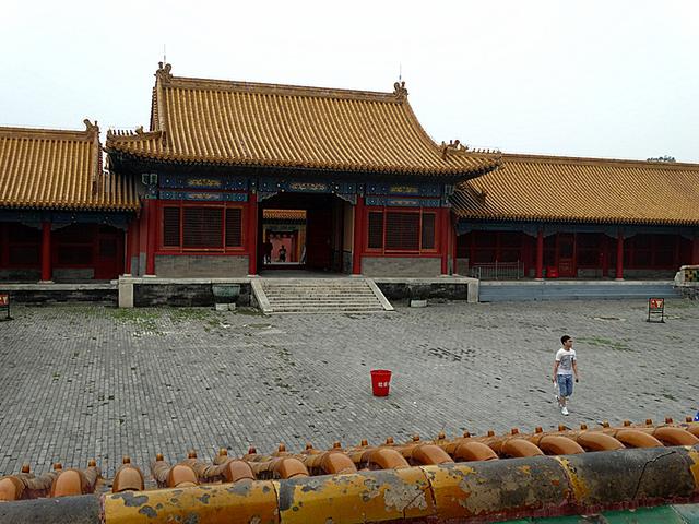 交泰殿在乾清宫后,是明清时为皇后举办寿庆的地方