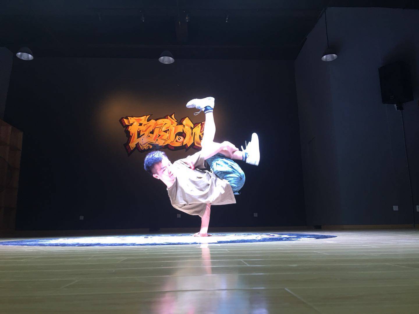 bboy汇集十林君用freeze迎街舞元年街舞照片墙