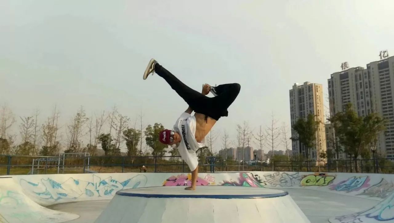 bboy汇集十林君用freeze迎街舞元年街舞照片墙