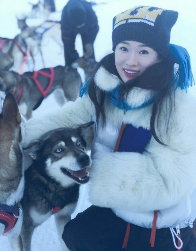 霍思燕曬冰天雪地裡的嗯哼大王,表情呆萌可愛!