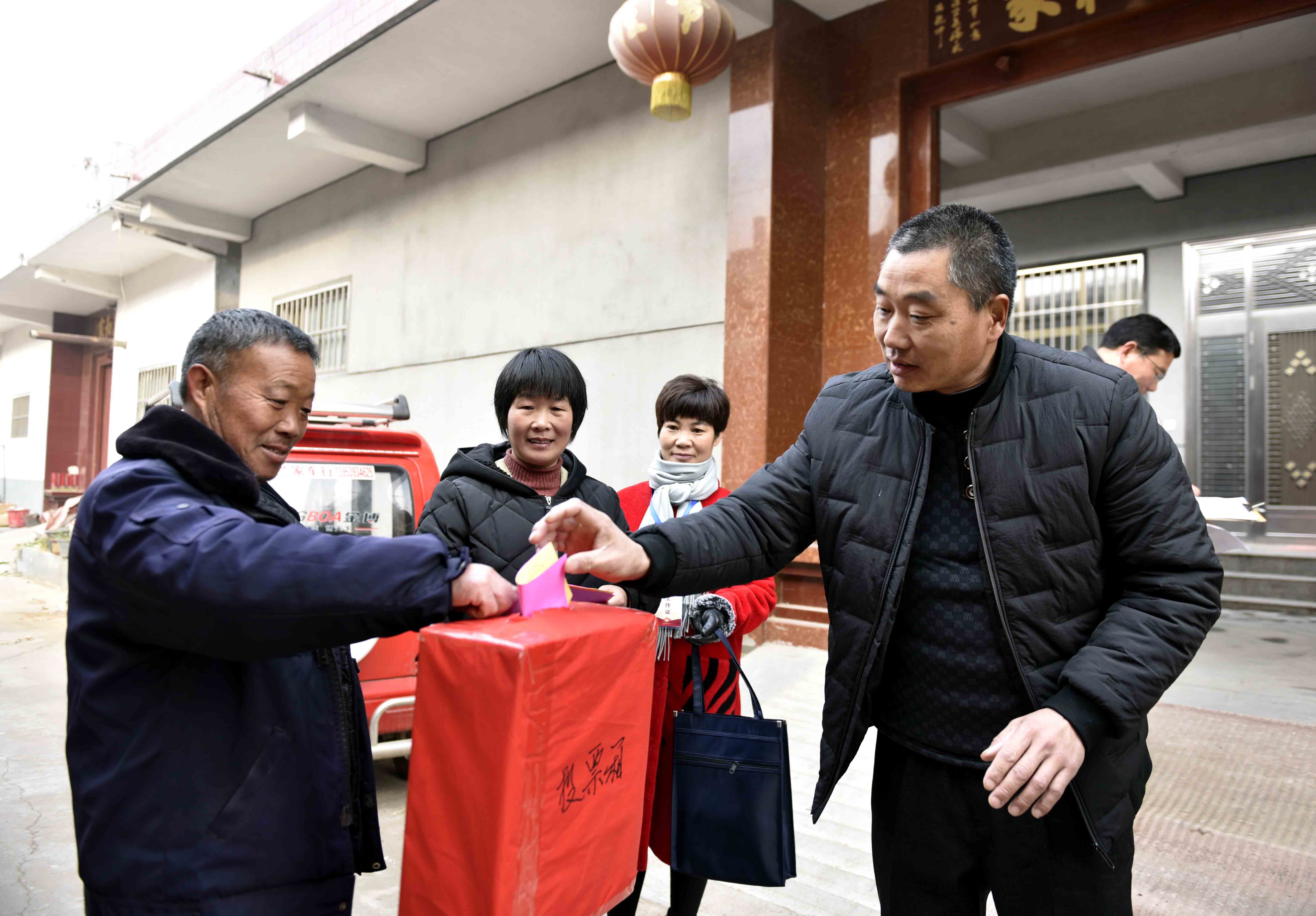 1月1日,山東省臨沂市郯城縣馬頭鎮採蓮湖社區群眾(右一)在投票選舉