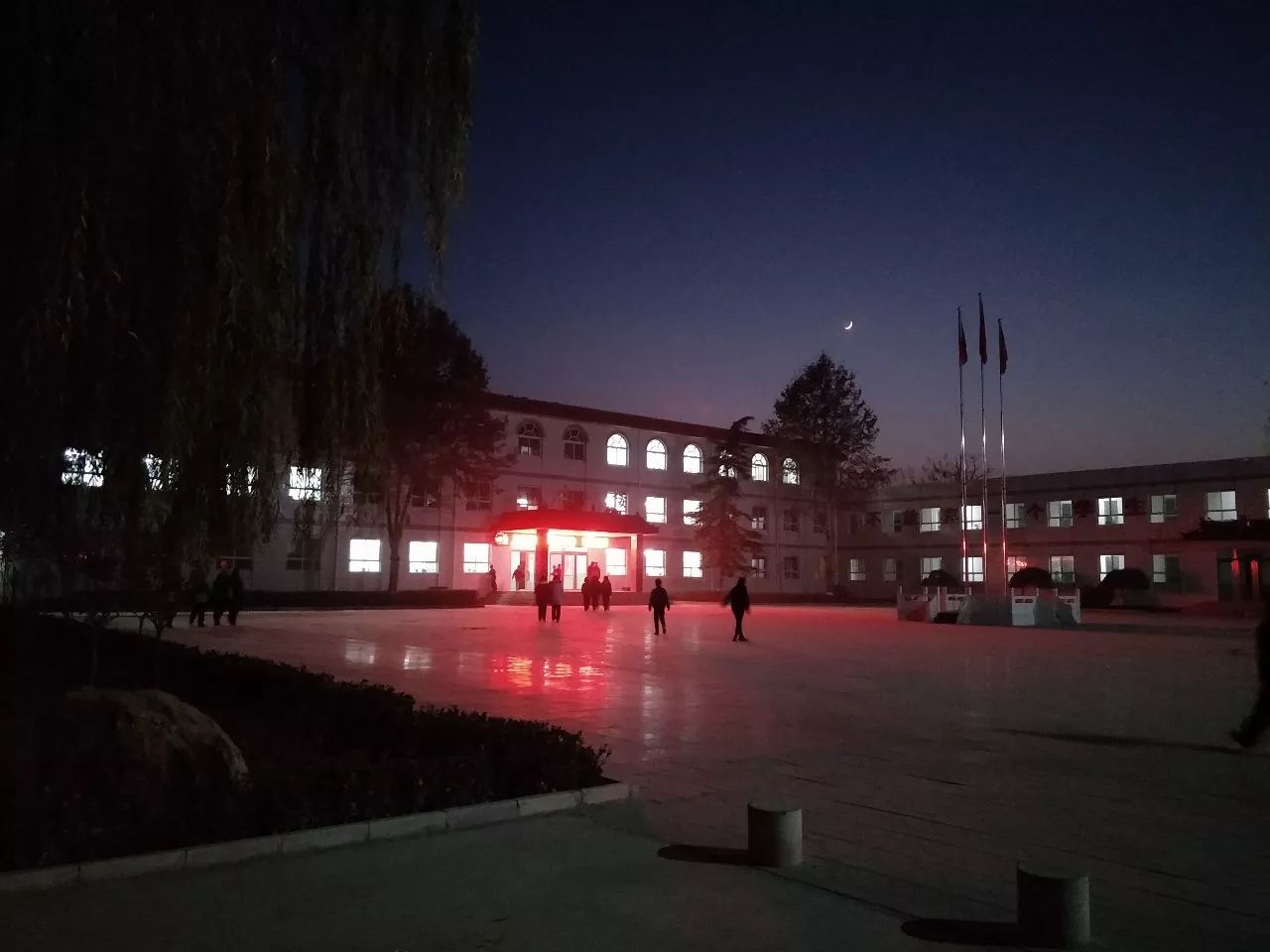 灵寿美丽的夜景惊呆了,要知道,咱们不单单是县城美丽,慈峪中学也是