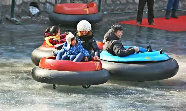 還不趕快去溜冰場嗨起來 紫竹院公園冰場 推出包括冰車,冰壺碰碰車