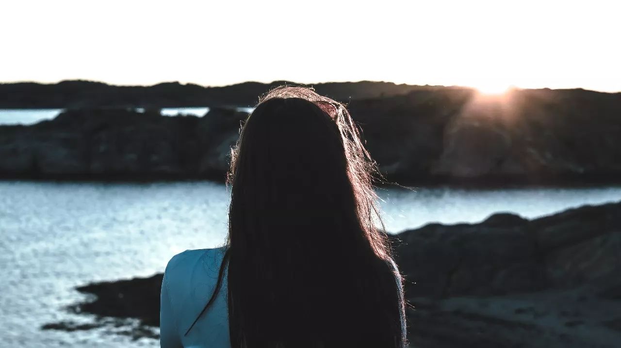 女人疲惫的背影图片图片