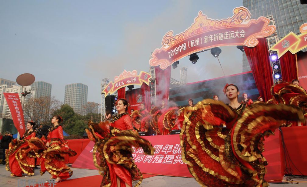 開幕式正式開始,這些女孩子在臺上給市民遊客表演康康舞,宮廷舞等舞蹈