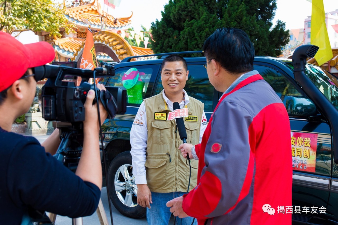 ▼会长林楚彬接受揭阳电视台采访▼会长,副会长和揭阳民生热线余记者