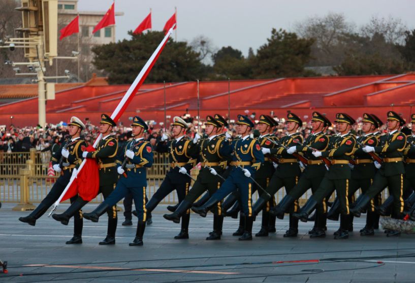 當三軍儀仗隊護衛國旗走出天安門,跨過金水橋,邁上長安街,他們挺拔的