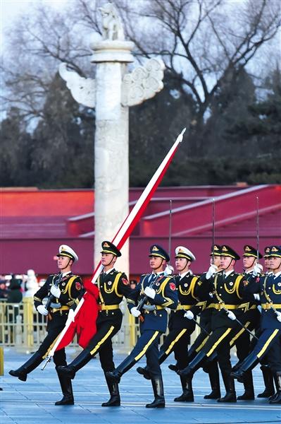 琚振华 摄人民解放军仪仗队和军乐团首次执行天安门广场升国旗仪式