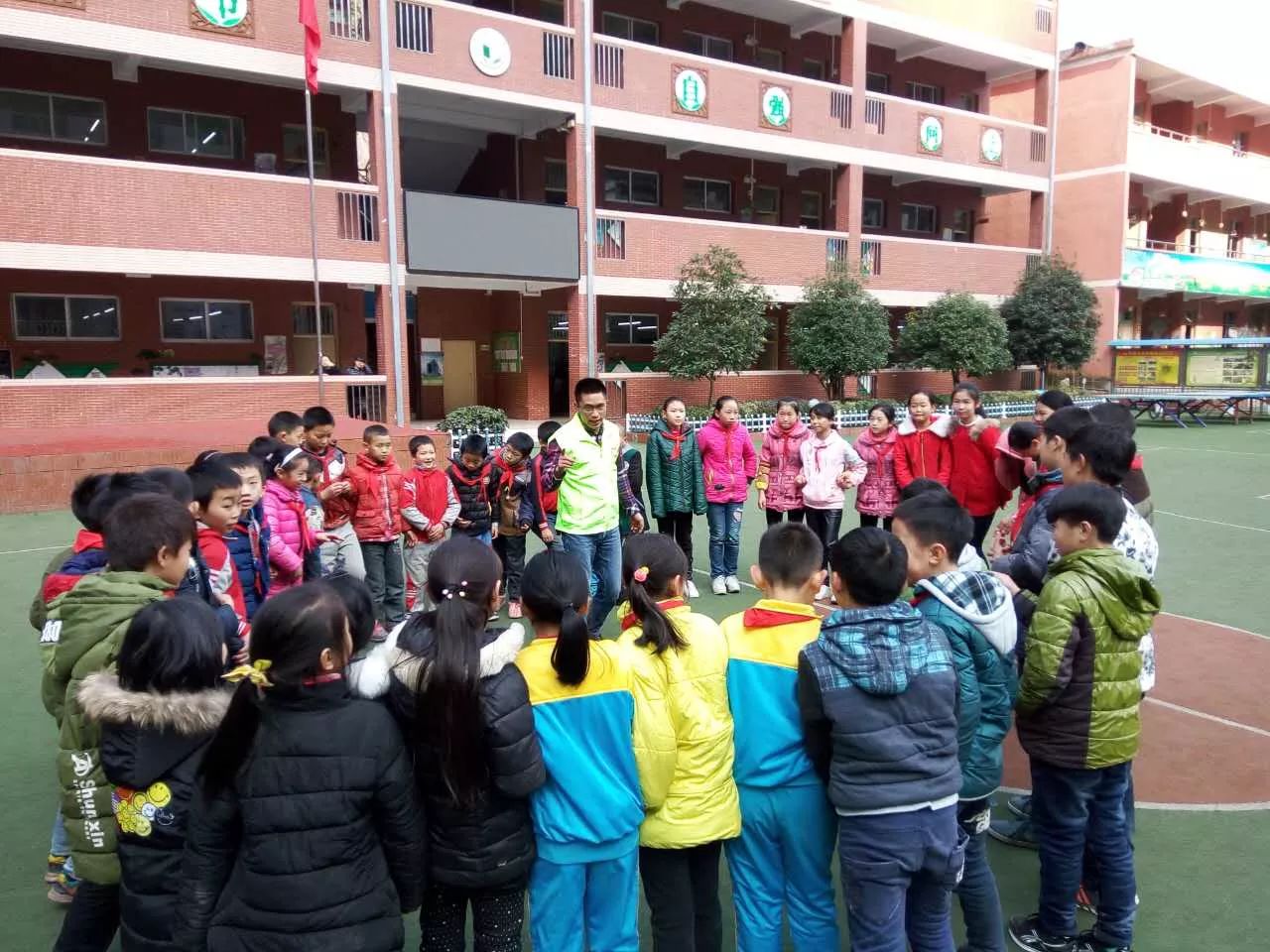 购买新年礼物,实地走访慰问活动环节,为鸭江小学,浩口小学和蒲板小学