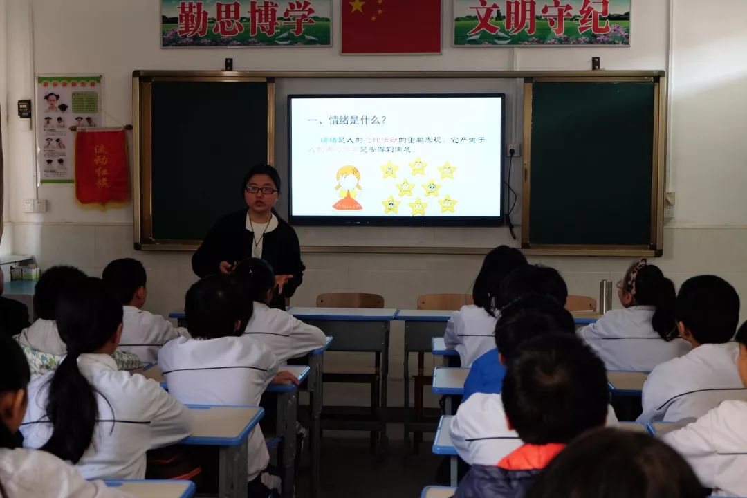 彩塘镇宏安小学图片