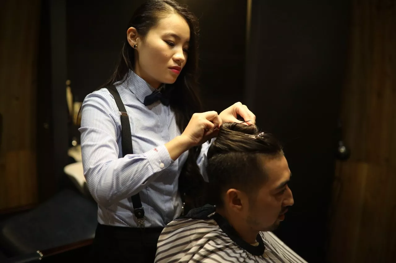 沒看錯哦,是一位漂亮的女barberbarber shop是以男士為主的男士理髮店