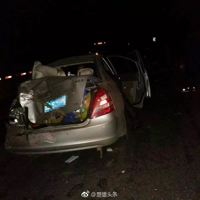 楚雄元双公路跨年夜发生惨烈车祸现场一片狼藉