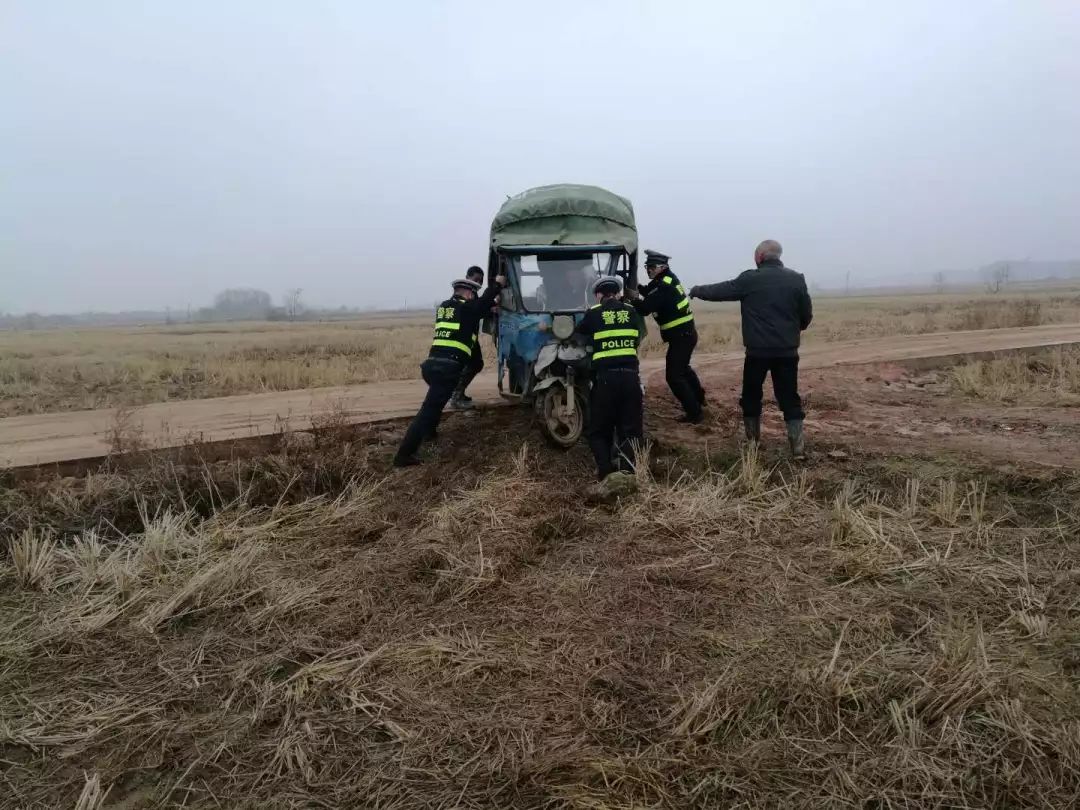 餘干交警巡邏幫推車 傳遞社會正能量